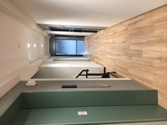 EV前から入口を見る